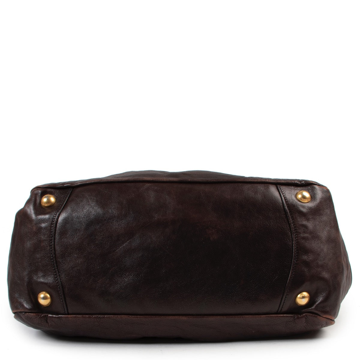 Shop safe online authentic Prada Brown Leather Shoulder Bag at Labellov.Com. Veilig online kopen van authentieke bruine Prada handtas aan de juiste prijs. Achetez en ligne second main ce sac Prada en cuir brune chez Labellov.Com.