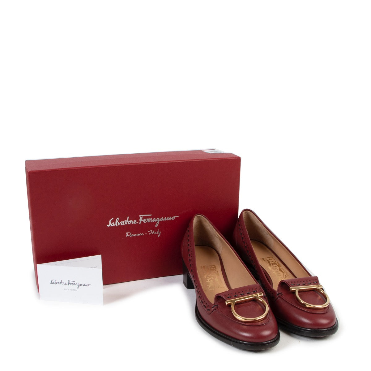 Shop safe online authentic Salvatore Ferragamo Burgundy Loafers in Size FR 39 - IT 40. Veilig online kopen van authentieke Salvatore Ferragamo bordeaux Loafers in maat 39. Achetez en ligne second main ces chaussures Salvatore Ferragamo en taille 39.