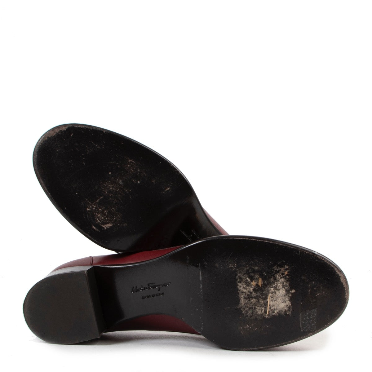 Shop safe online authentic Salvatore Ferragamo Burgundy Loafers in Size FR 39 - IT 40. Veilig online kopen van authentieke Salvatore Ferragamo bordeaux Loafers in maat 39. Achetez en ligne second main ces chaussures Salvatore Ferragamo en taille 39.