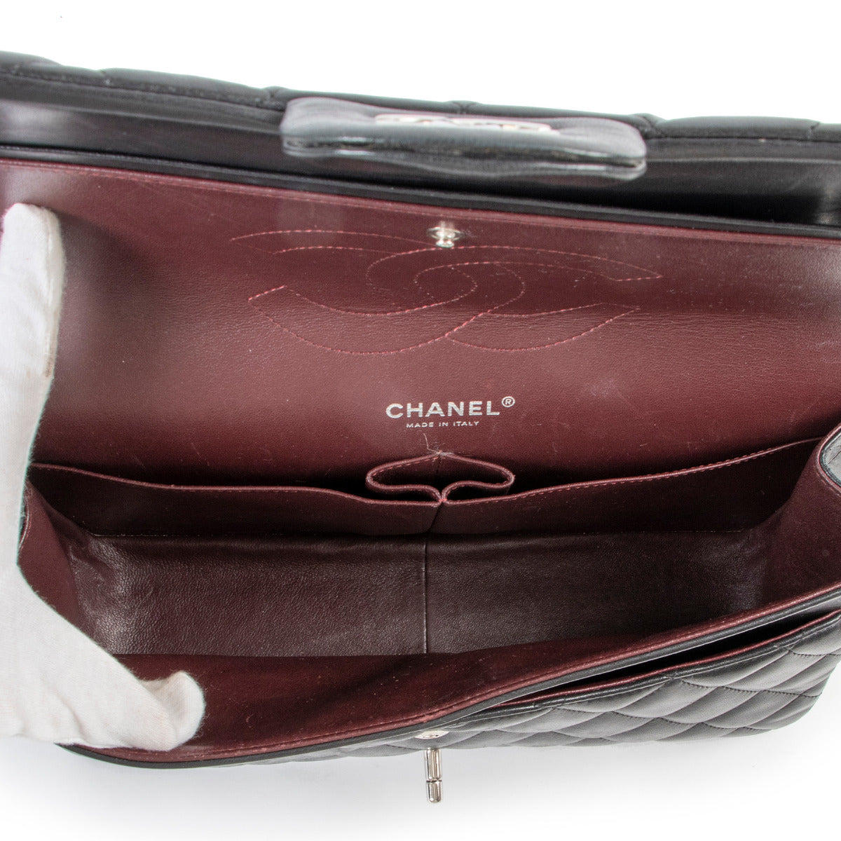 Sac Jumbo Classique à rabat Chanel en agneau noir, finitions palladium