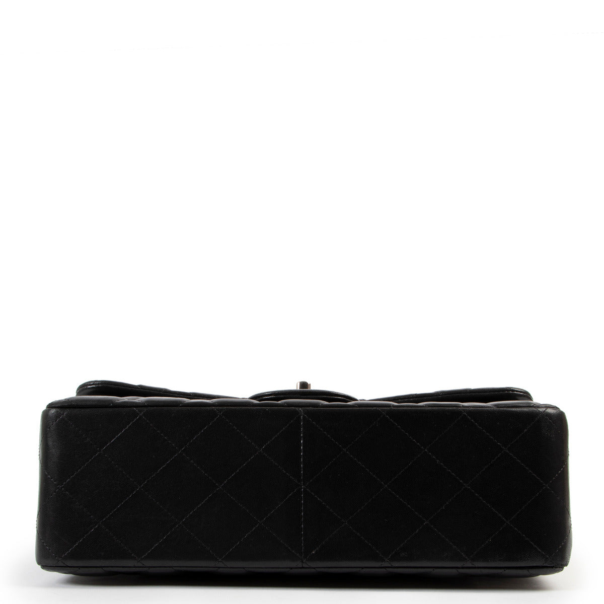 Chanel Black Lambskin Jumbo Classic Flap Bag PHW pour le meilleur prix chez Labellov a Anvers