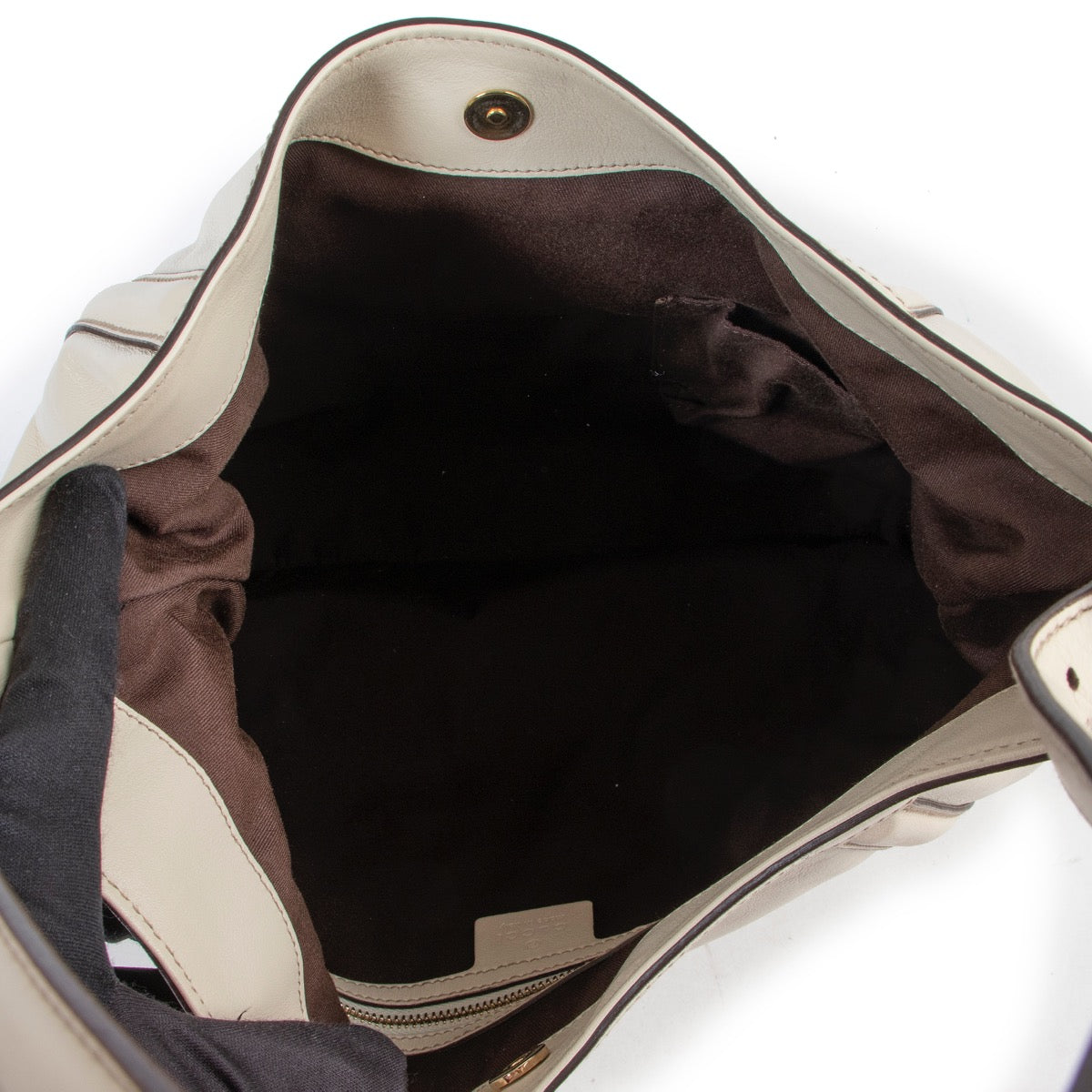 Shop safe online authentic second hand Gucci Cream Britt Hobo Shoulder Bag at the right price. Veilig online kopen van authentieke tweedehands Gucci crème Britt hobo handtas bij Labellov.com.