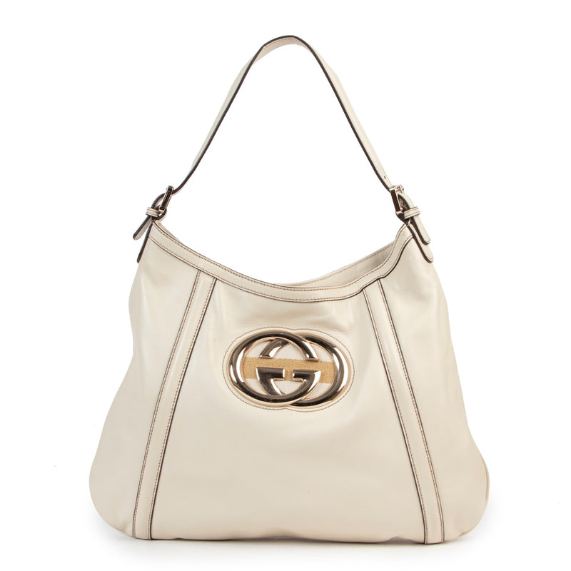 Shop safe online authentic second hand Gucci Cream Britt Hobo Shoulder Bag at the right price. Veilig online kopen van authentieke tweedehands Gucci crème Britt hobo handtas bij Labellov.com.