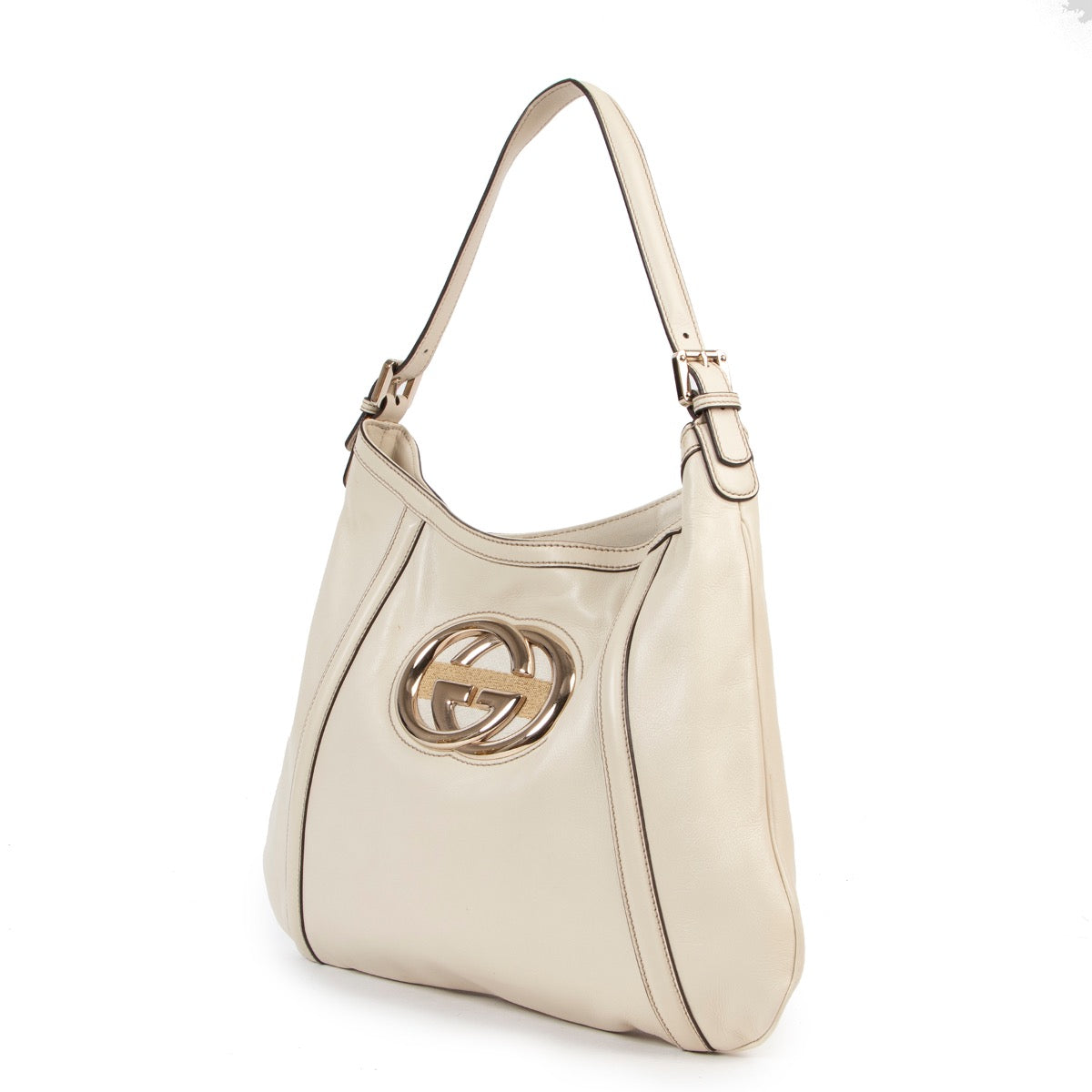 Shop safe online authentic second hand Gucci Cream Britt Hobo Shoulder Bag at the right price. Veilig online kopen van authentieke tweedehands Gucci crème Britt hobo handtas bij Labellov.com.