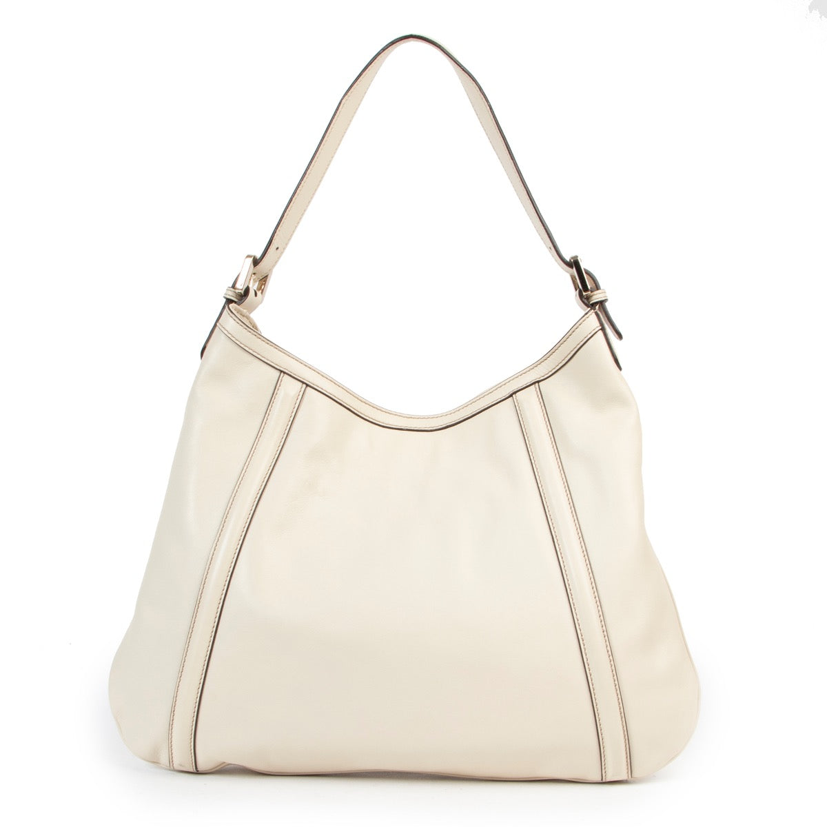 Shop safe online authentic second hand Gucci Cream Britt Hobo Shoulder Bag at the right price. Veilig online kopen van authentieke tweedehands Gucci crème Britt hobo handtas bij Labellov.com.