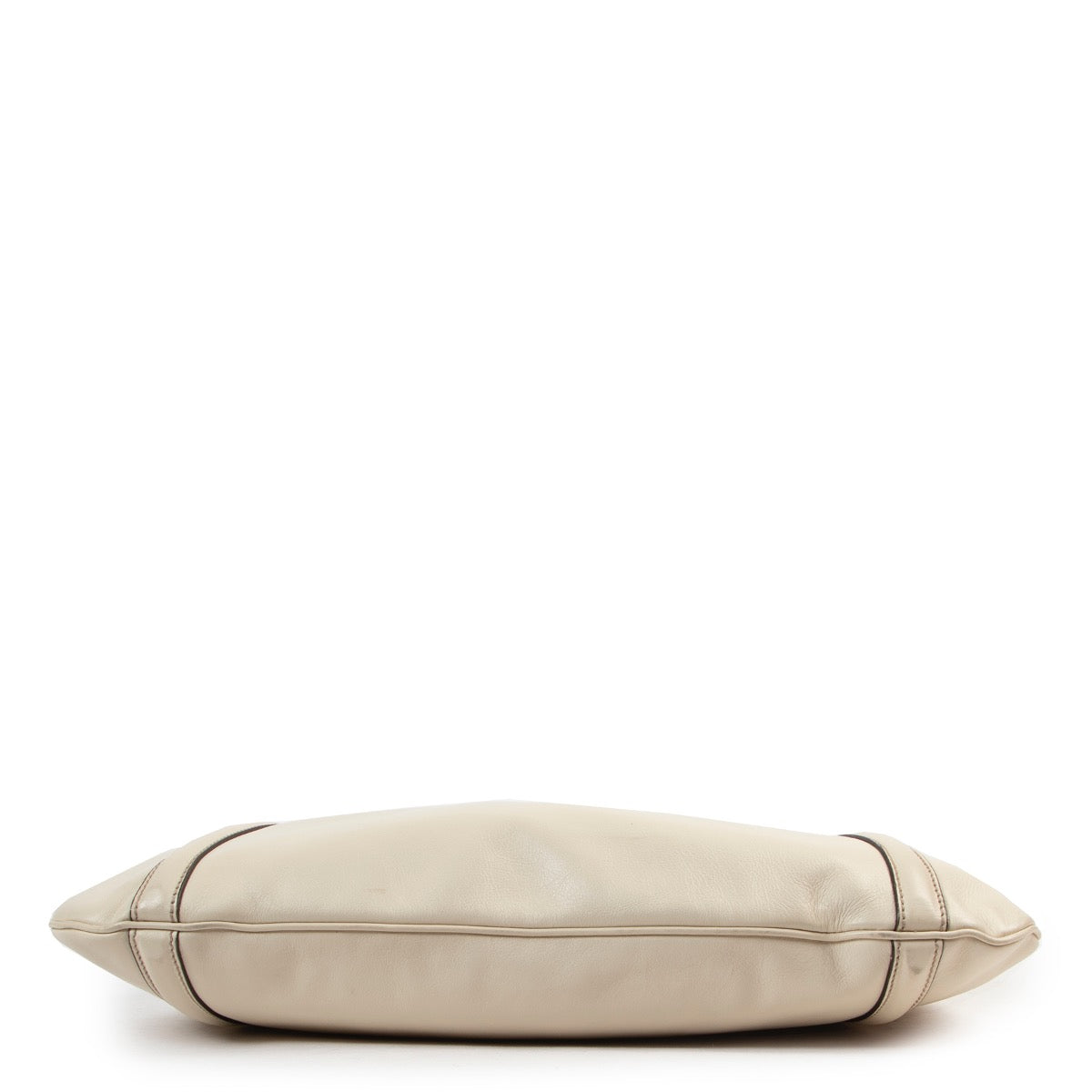 Shop safe online authentic second hand Gucci Cream Britt Hobo Shoulder Bag at the right price. Veilig online kopen van authentieke tweedehands Gucci crème Britt hobo handtas bij Labellov.com.
