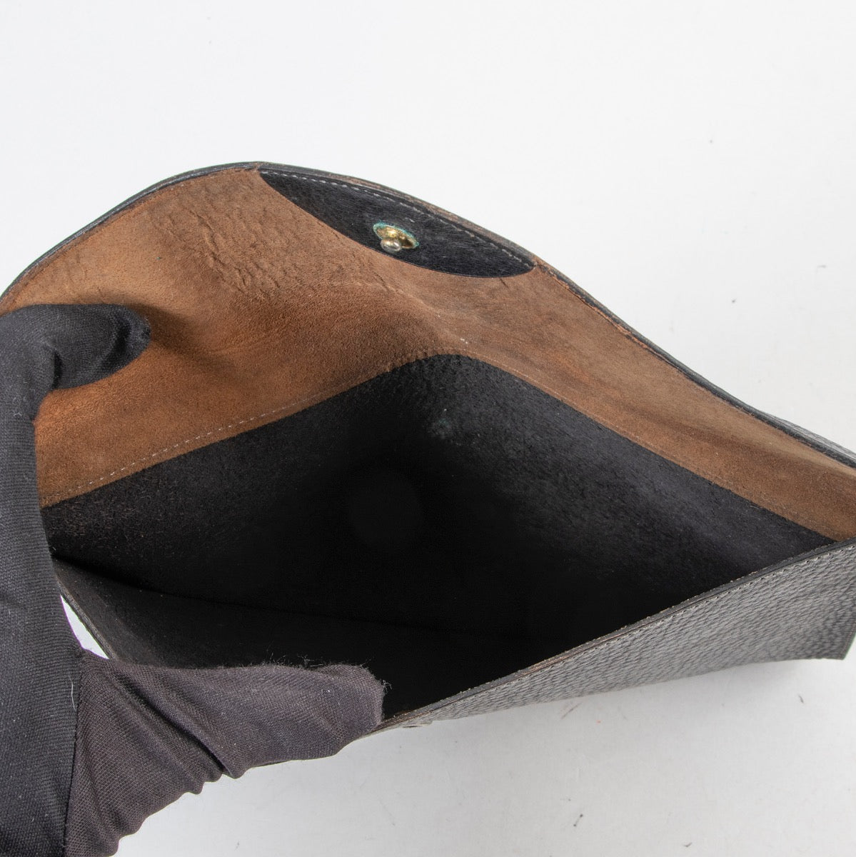 Shop safe online an authentic second hand Delvaux clutch at the right price at Labellov.com.