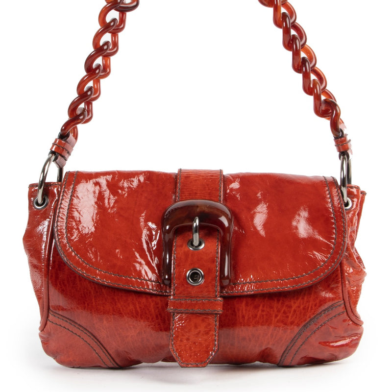 Shop safe online authentic second hand Miu Miu Red Patent Leather Shoulder Bag. Buy online Miu Miu Red Patent Leather Shoulder Bag in a safe way. Shop Miu Miu Red Patent Leather Shoulder Bag online safely.