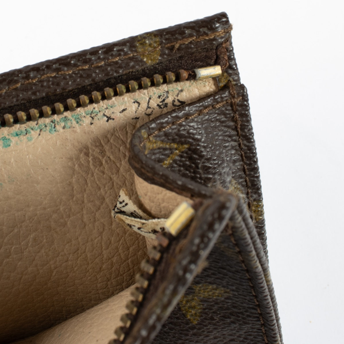 Authentic second hand Louis Vuitton Monogram Clutch on Labellov.com