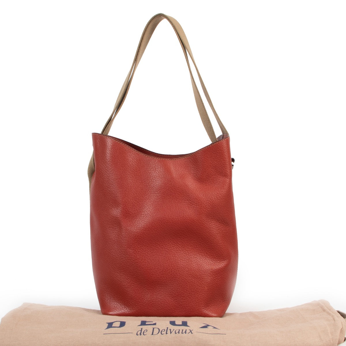 Shop safe online authentic Deux De Delvaux red shoulder bag at the right price. Veilig online kopen van een authentieke rode deux de Delvaux handtas.