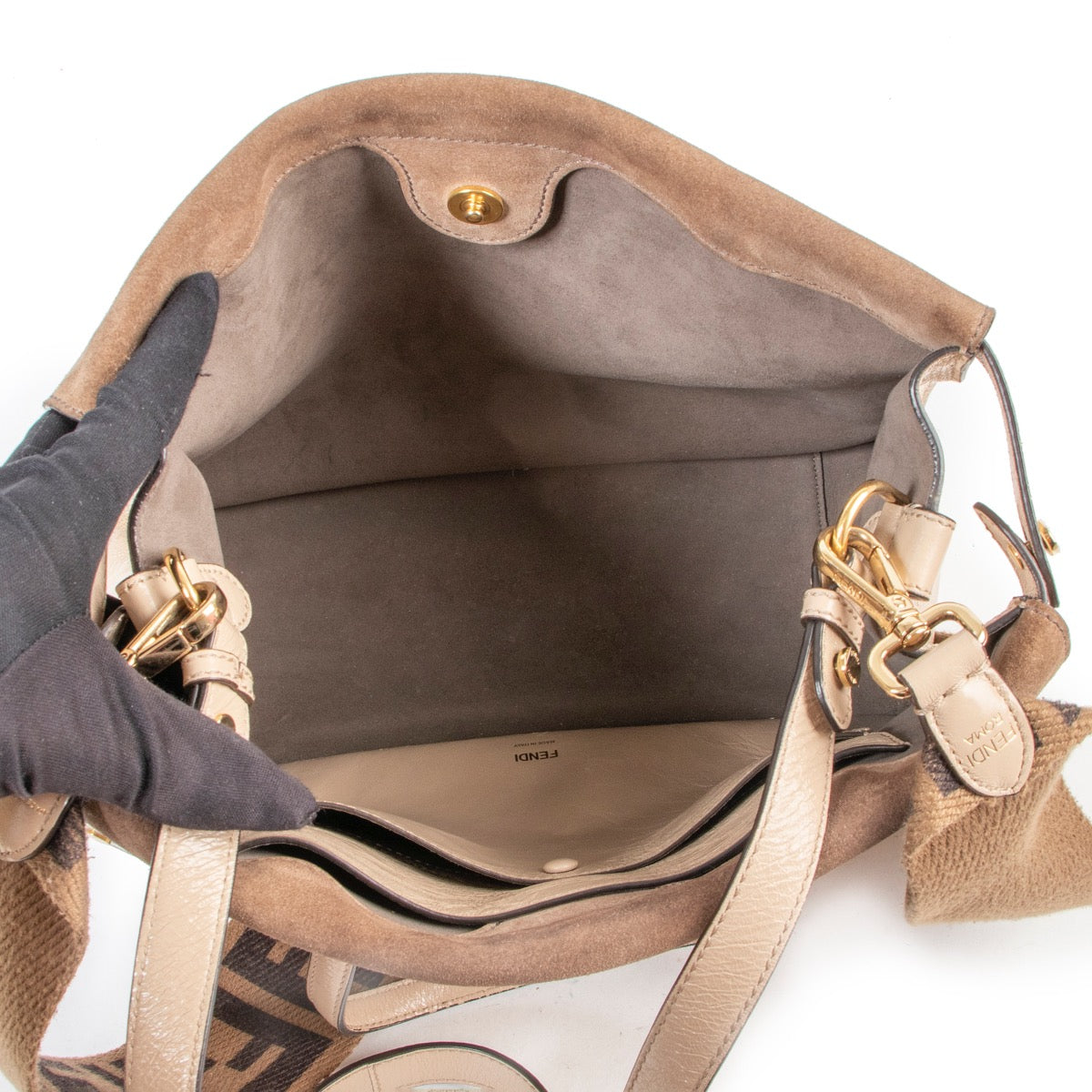 Shop safe online authentic Fendi beige Flip shoulder bag at the right price. Veilig online kopen van authentieke tweedehands beige Fendi Flip handtas aan de juiste prijs.
