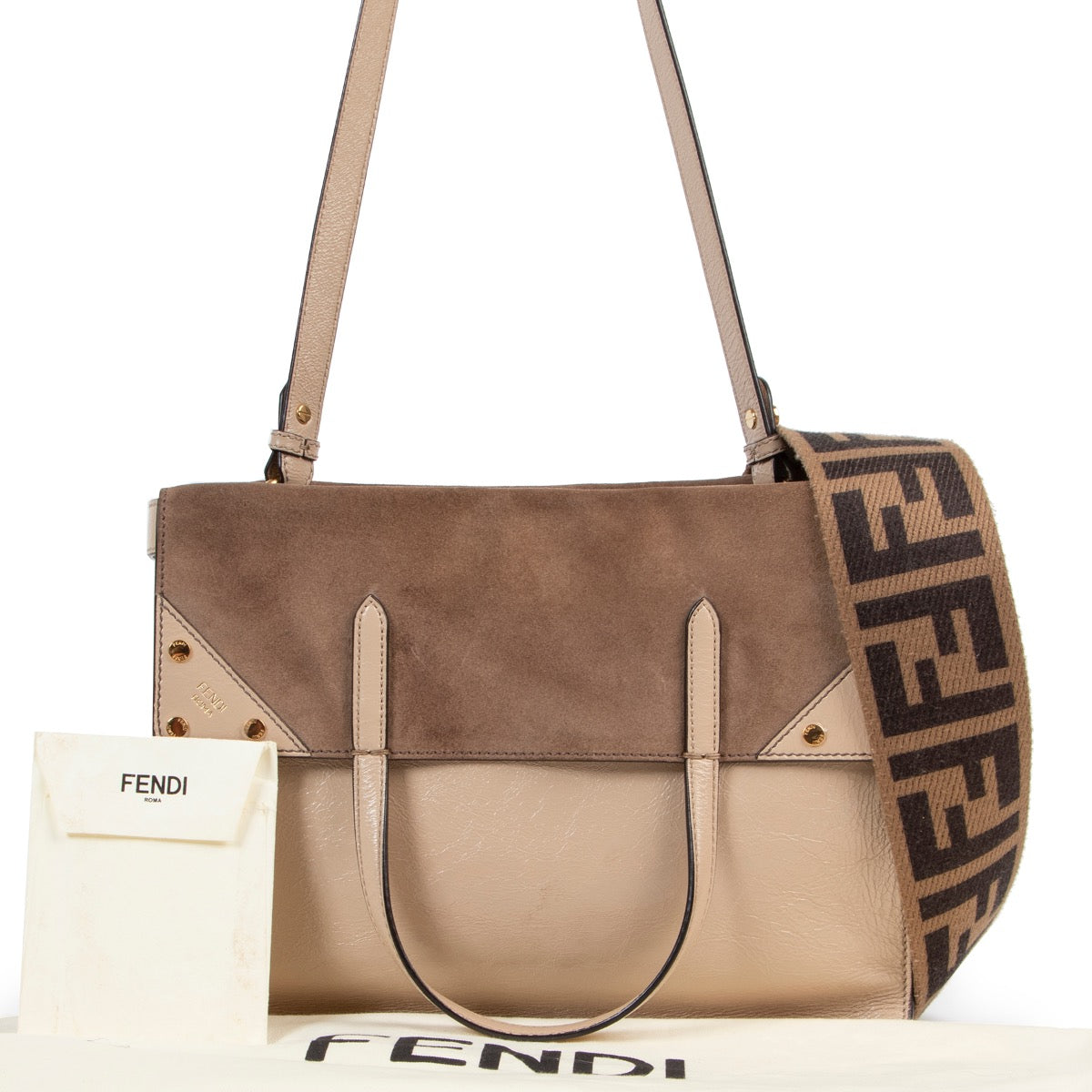Shop safe online authentic Fendi beige Flip shoulder bag at the right price. Veilig online kopen van authentieke tweedehands beige Fendi Flip handtas aan de juiste prijs.