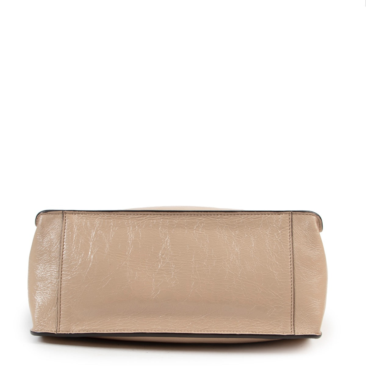 Shop safe online authentic Fendi beige Flip shoulder bag at the right price. Veilig online kopen van authentieke tweedehands beige Fendi Flip handtas aan de juiste prijs.