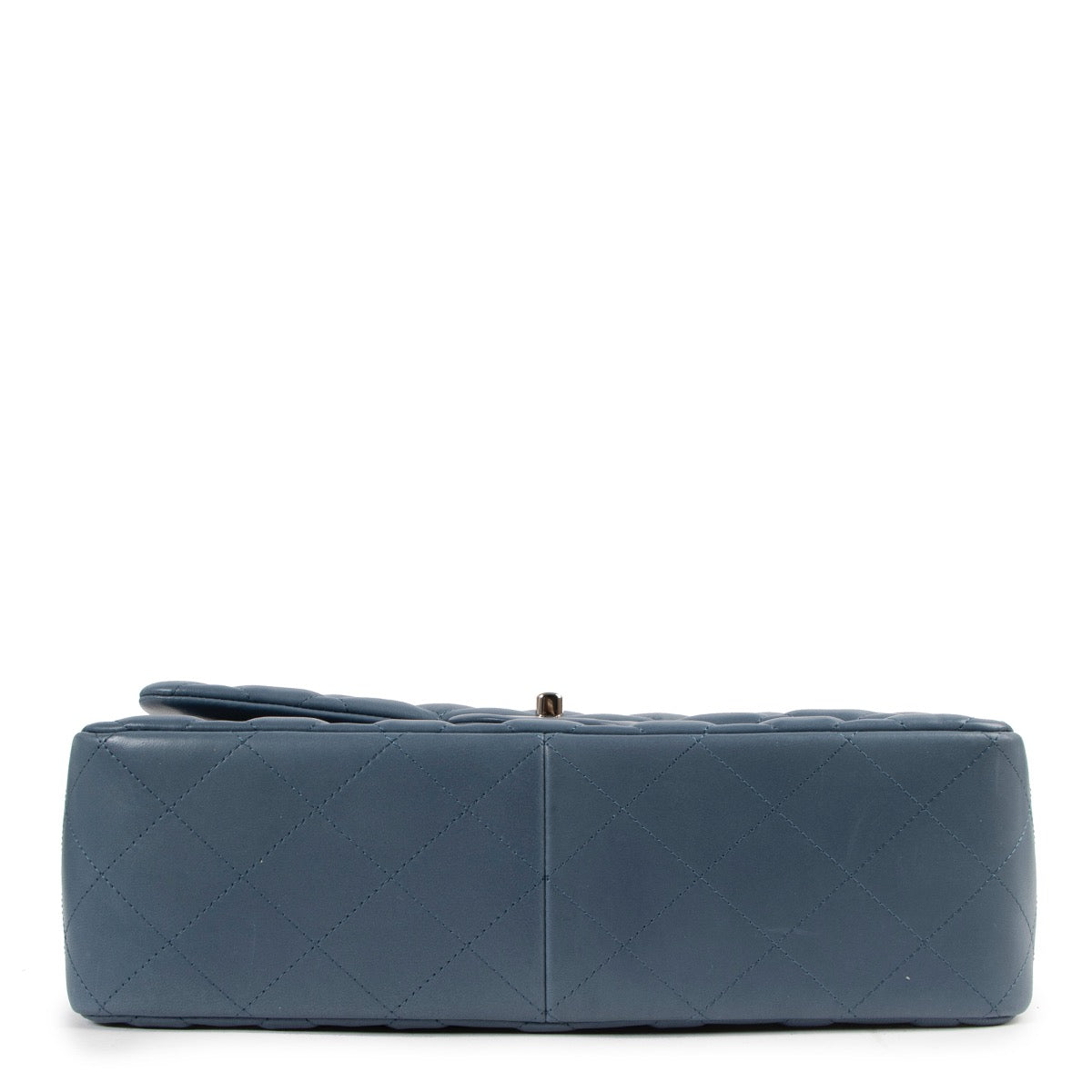 Shop safe online at Labellov in Antwerp this 100% authentic second hand Chanel Jeans Blue Lambskin Leather Jumbo Classic Double Flap Bag