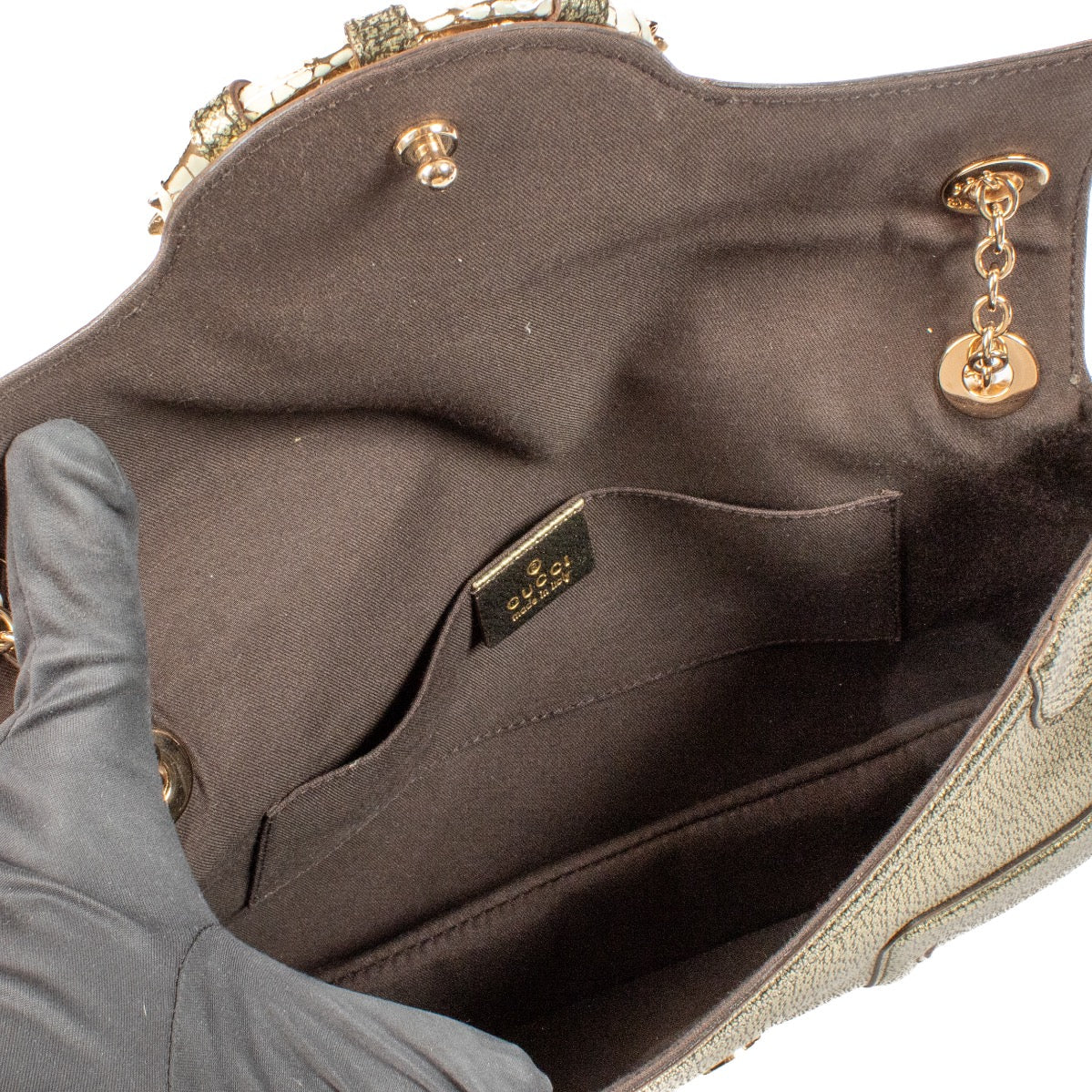 Shop safe online at Labellov in Antwerp, Brussels and Knokke this 100% authentic second hand Gucci Gold Goatskin Dragon Shoulder Bag. Veilig online tweedehands authentieke Gucci Gold Goatskin Dragon Shoulder handtas kopen bij Labellov.