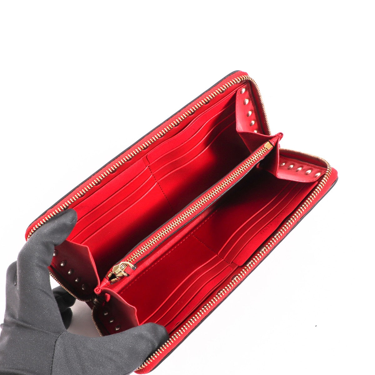 Shop safe online at Labellov in Antwerp this 100% authentic second hand Valentino Garavani Red Rockstud Zipper Wallet