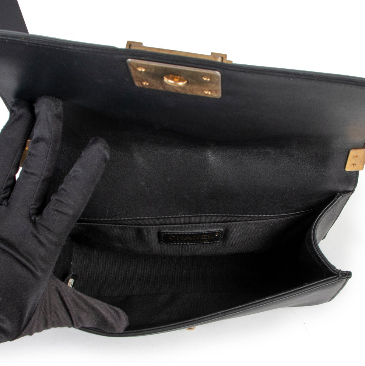 Sac bandoulière Chanel Boy en cuir noir taille médium avec finitions dorées