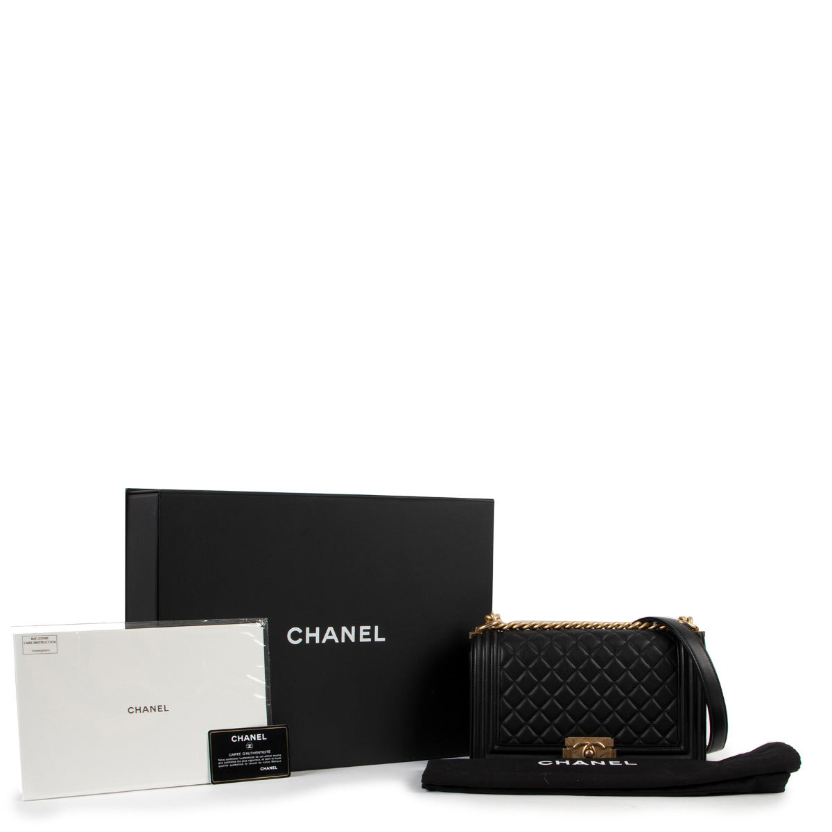 Sac bandoulière Chanel Boy en cuir noir taille médium avec finitions dorées