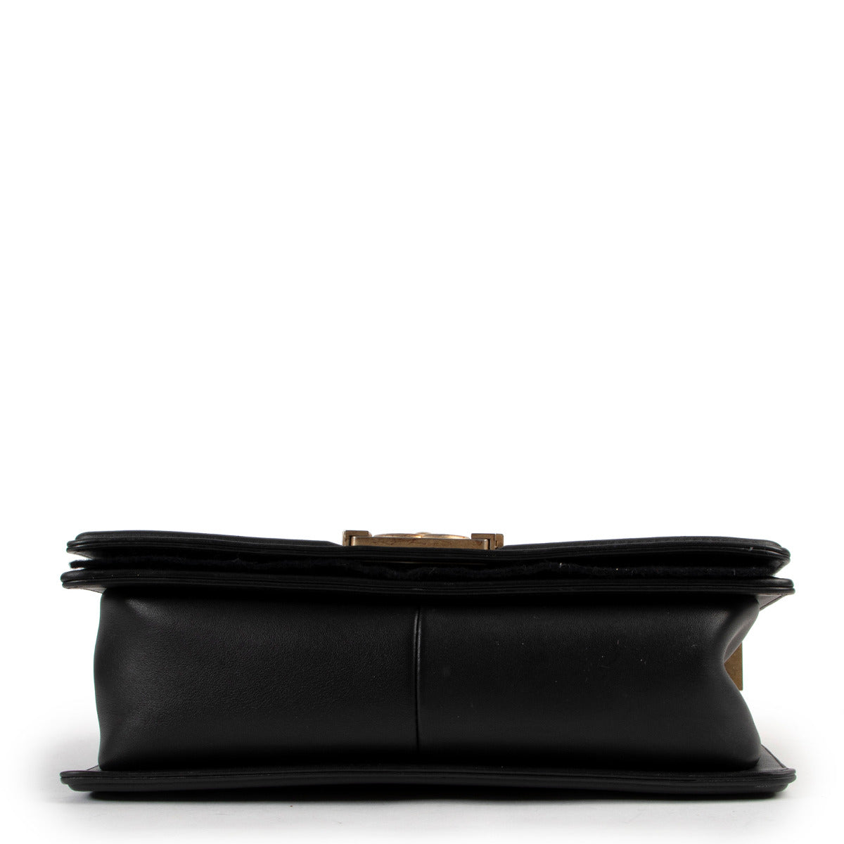 Sac bandoulière Chanel Boy en cuir noir taille médium avec finitions dorées