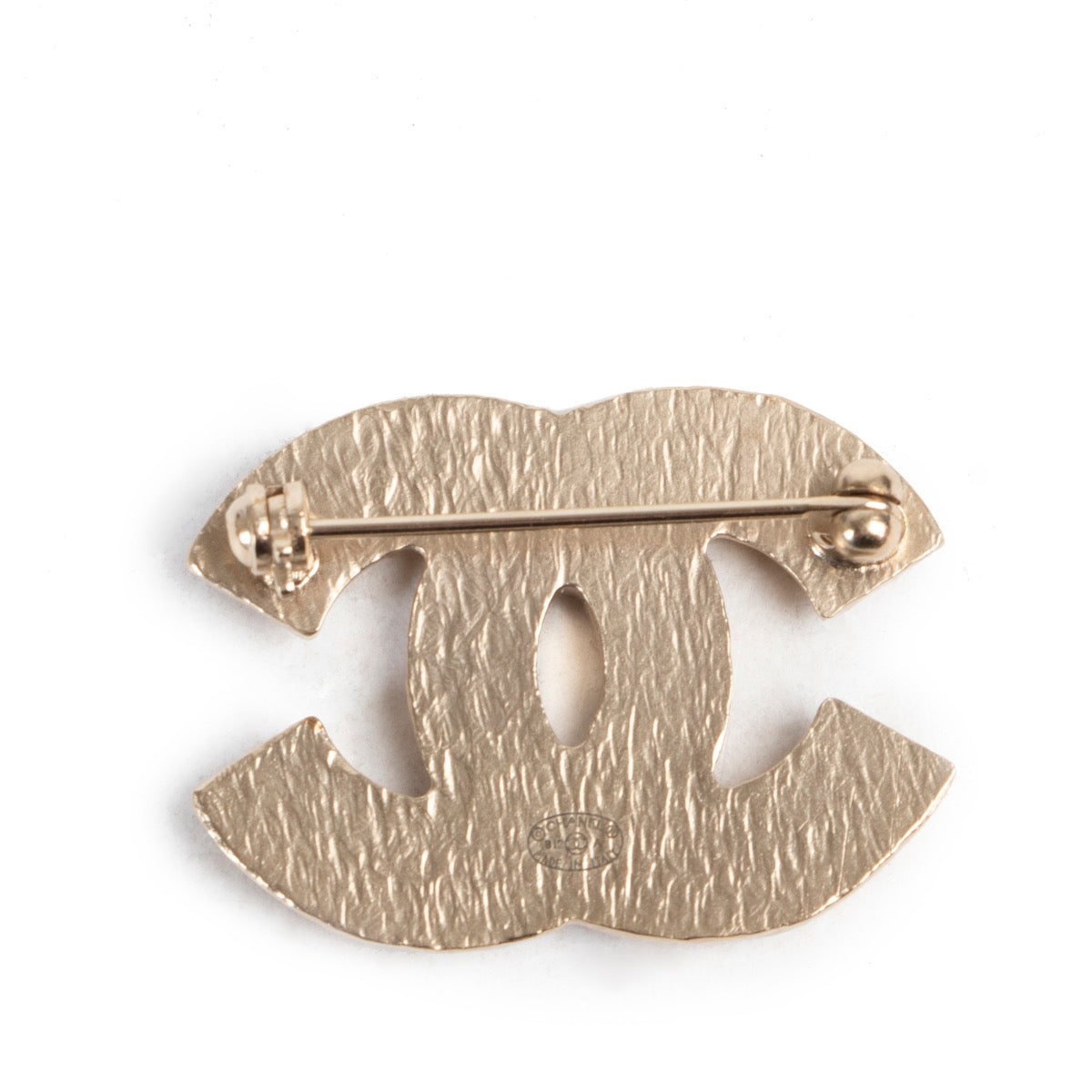Shop safe online an authentic vintage second hand Chanel Interlocking CC Brooch at the right price at Labellov.Com.
