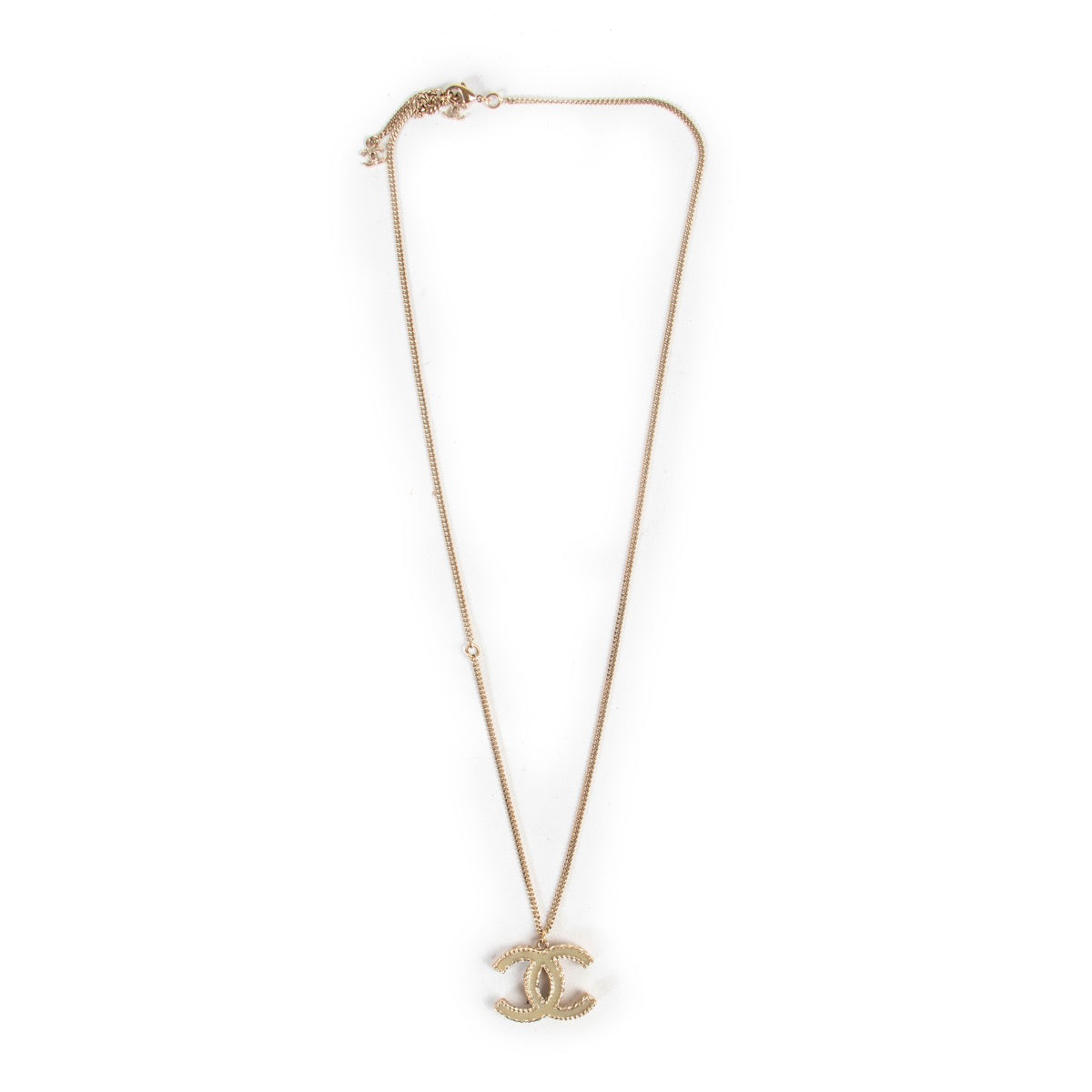 Shop safe online authentic second hand vintage Chanel Gold Interlocking CC Necklace at Labellov.com.