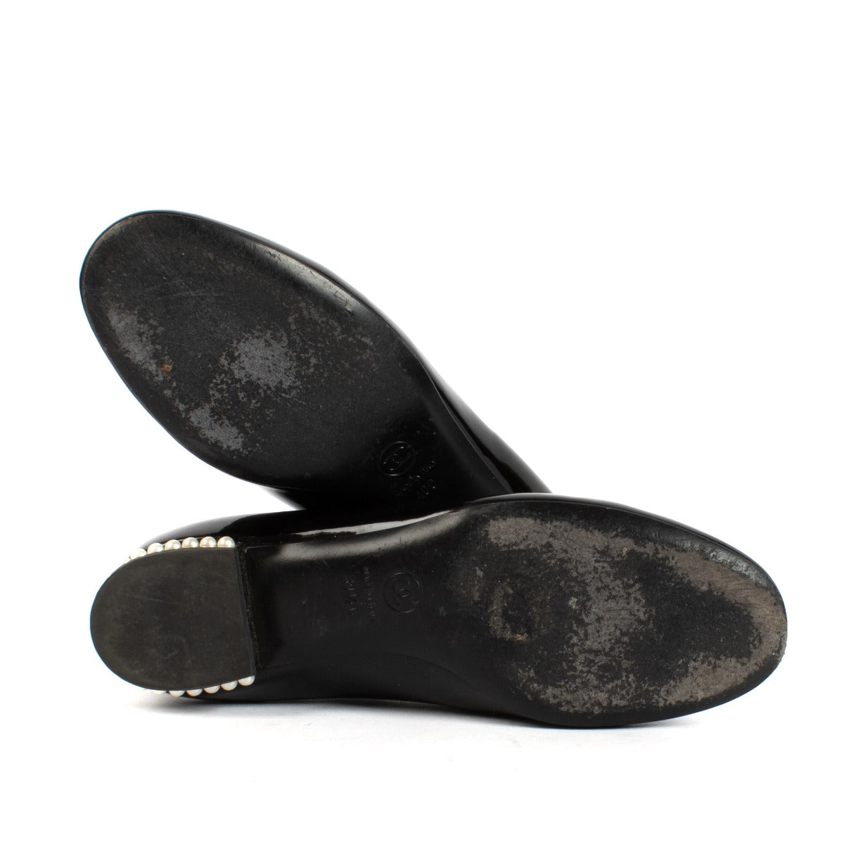 Mocassins Chanel 16C en cuir verni noir avec perles fantaisie CC - Taille 40