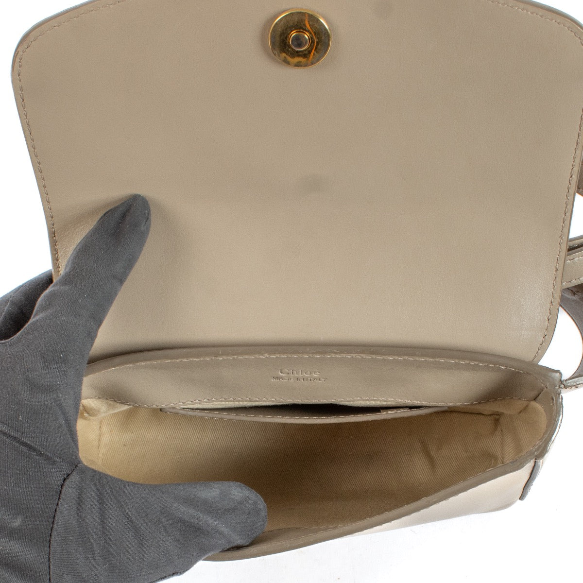 Shop safe online at Labellov in Antwerp and Knokke this 100% authentic second hand Chloé Beige Belt Crossbody Bag