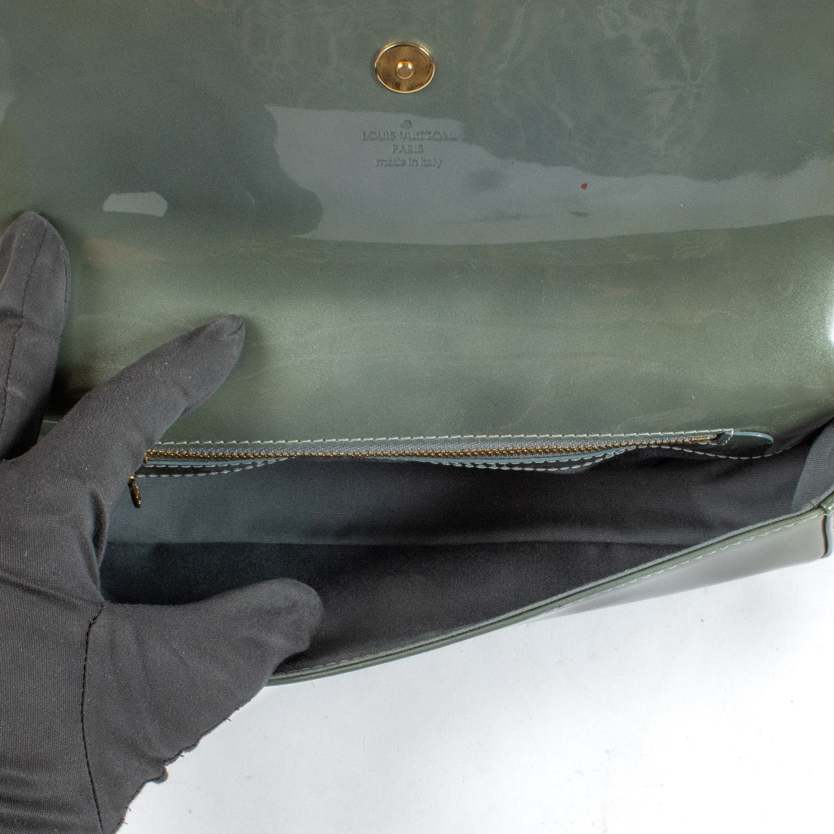 Shop safe online at Labellov in Antwerp and Knokke this 100% authentic second hand Louis Vuitton Green Vernis Sobe Clutch