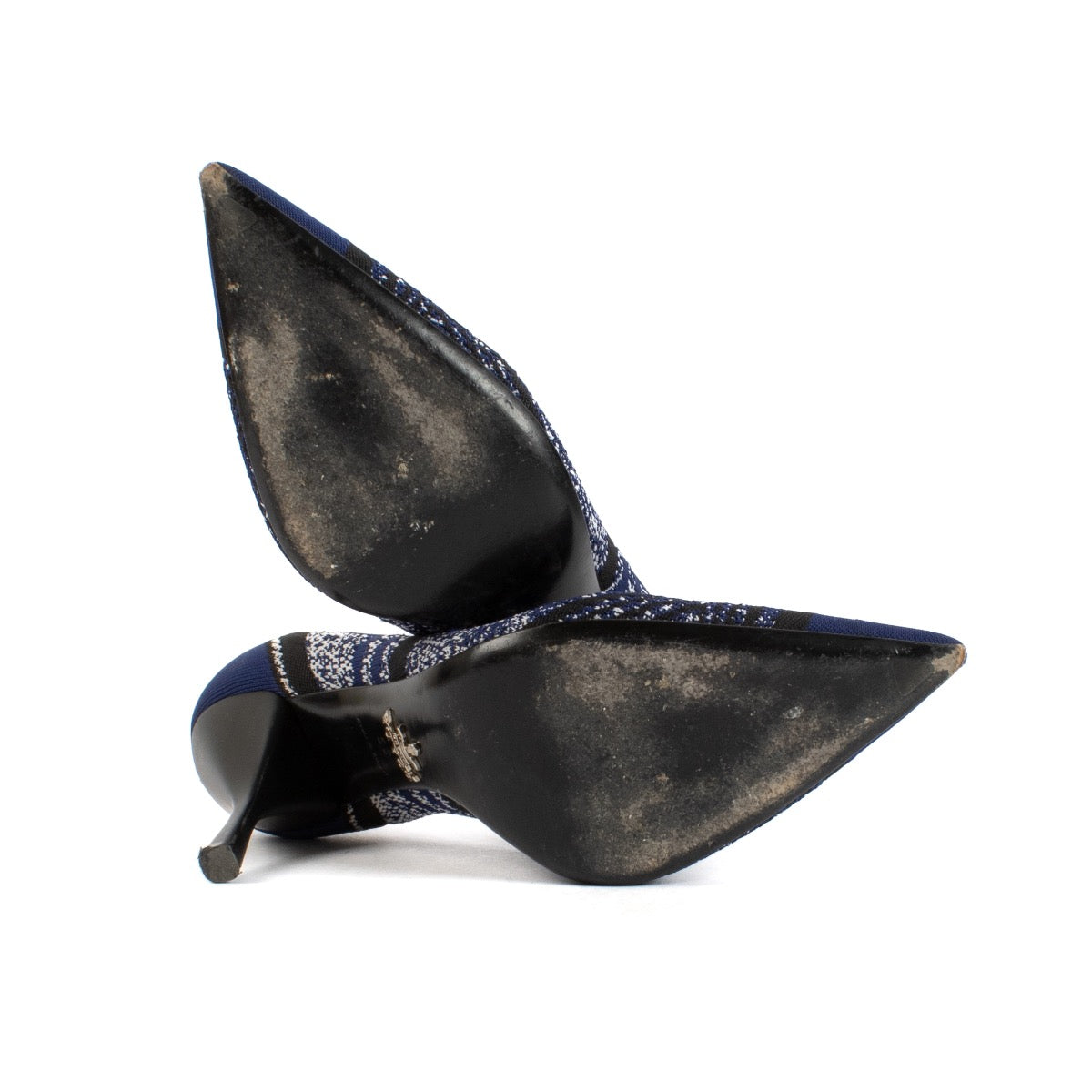Shop safe online at Labellov in Antwerp and Knokke this 100% authentic second hand Prada Blue Knit Pointy Toe Pumps - Size 39