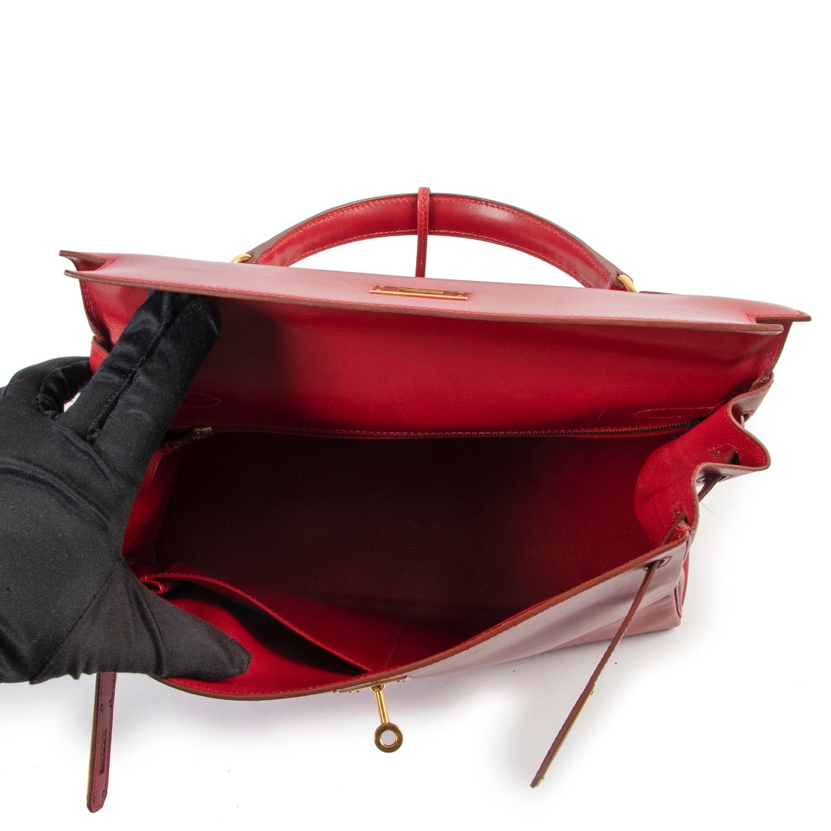 Shop safe online 100% authentic second hand Hermès Kelly Retourne 32 Smooth Red Veau Tadelakt Calfskin GHW at Labellov in Antwerp.