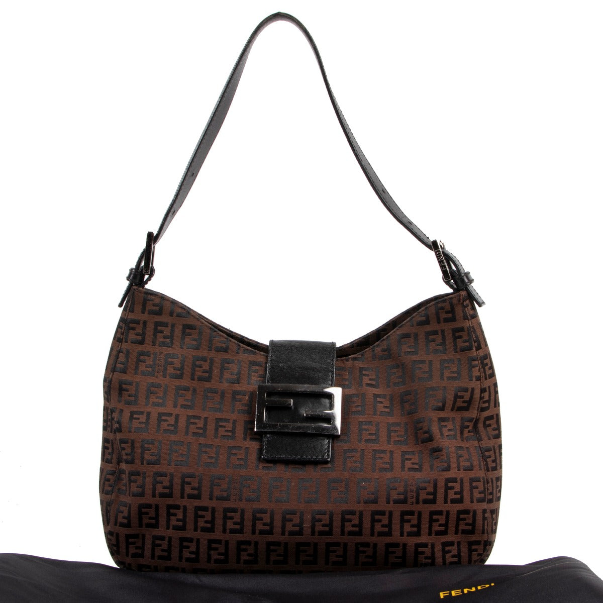 Buy authentic secondhand bags at Labellov vintage fashion webshop for the lowest price. Koop authentieke tweedehands tassen bij Labellov vintage mode webshop aan de laagste prijs.