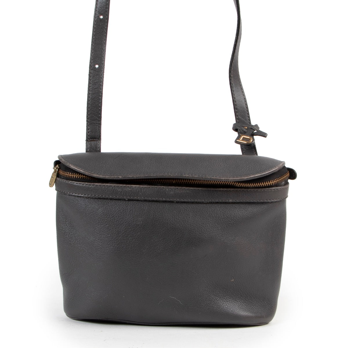 Buy authentic secondhand Delvaux bags at Labellov vintage fashion webshop for the lowest price. Koop authentieke tweedehands Delvaux tassen bij Labellov vintage mode webshop aan de laagste prijs.