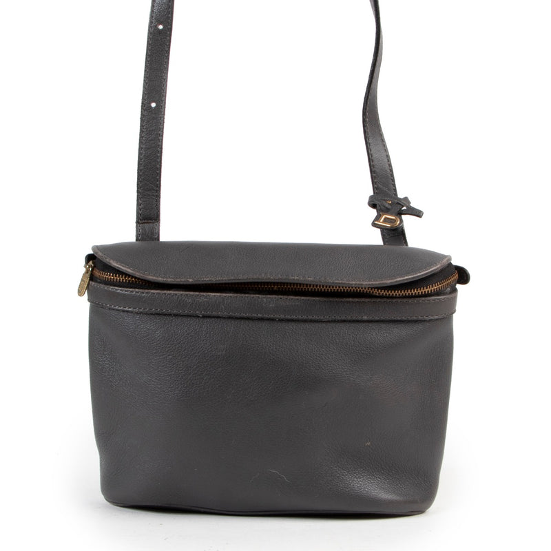 Buy authentic secondhand Delvaux bags at Labellov vintage fashion webshop for the lowest price. Koop authentieke tweedehands Delvaux tassen bij Labellov vintage mode webshop aan de laagste prijs.