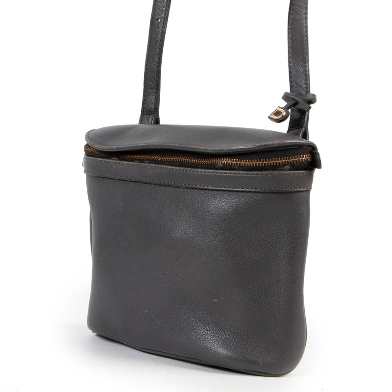 Buy authentic secondhand Delvaux bags at Labellov vintage fashion webshop for the lowest price. Koop authentieke tweedehands Delvaux tassen bij Labellov vintage mode webshop aan de laagste prijs.
