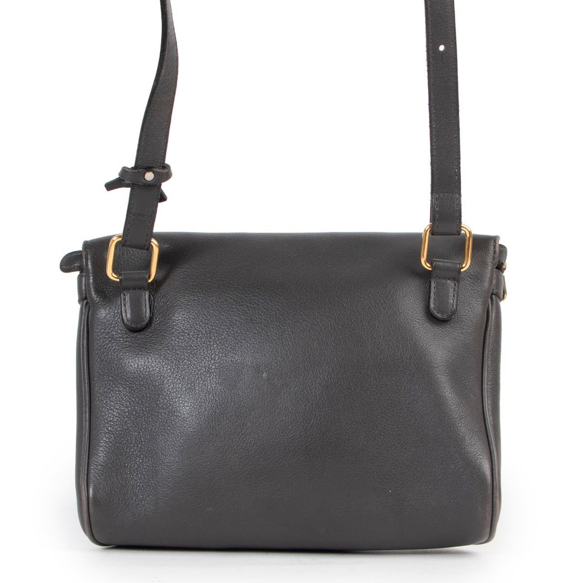 Buy authentic secondhand Delvaux bags at Labellov vintage fashion webshop for the lowest price. Koop authentieke tweedehands Delvaux tassen bij Labellov vintage mode webshop aan de laagste prijs.