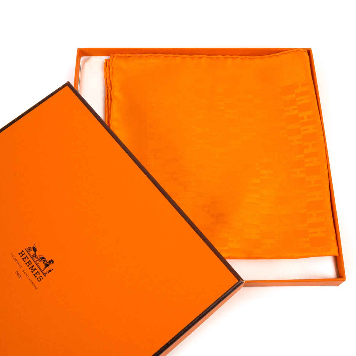 Shop safe online at Labellov in Antwerp this 100% authentic second hand Hermès Orange Silk Scarf