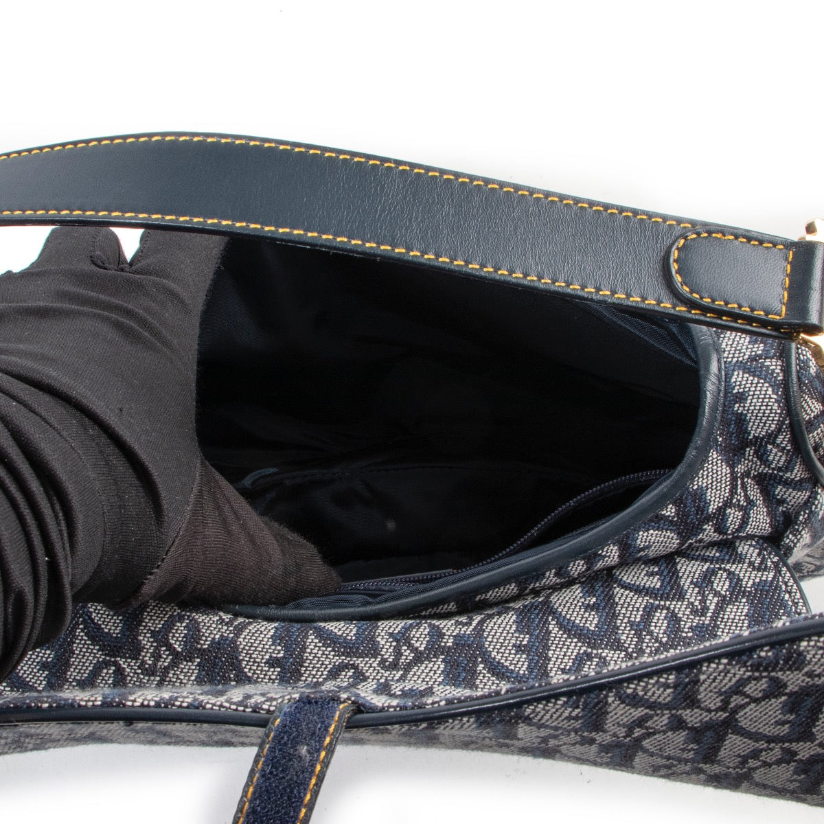 This vintage saddle bay by Christian Dior is a timeless classic and a true icon.