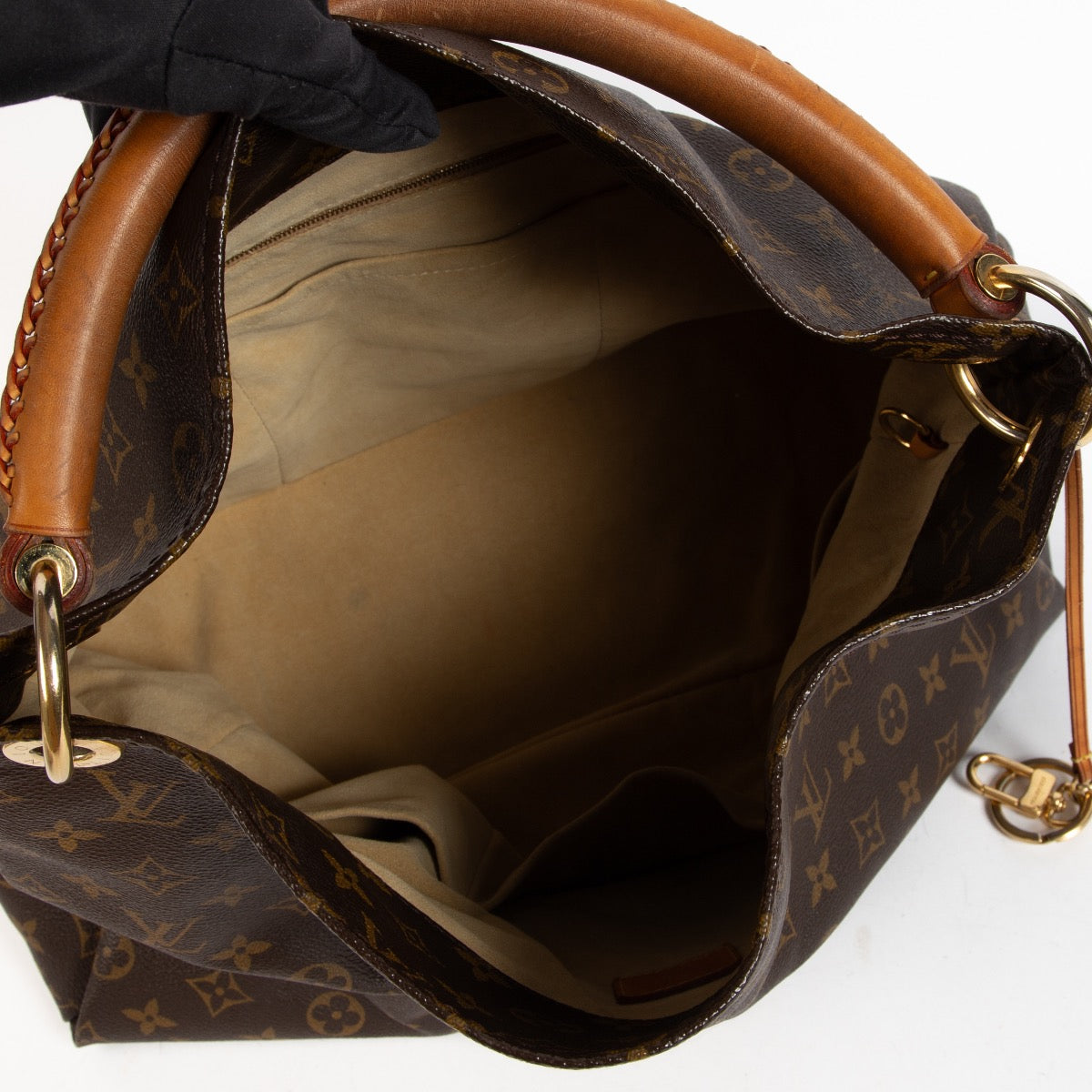 Shop safe online at Labellov in Antwerp this 100% authentic second hand Louis Vuitton Monogram Canvas Artsy Shoulder bag