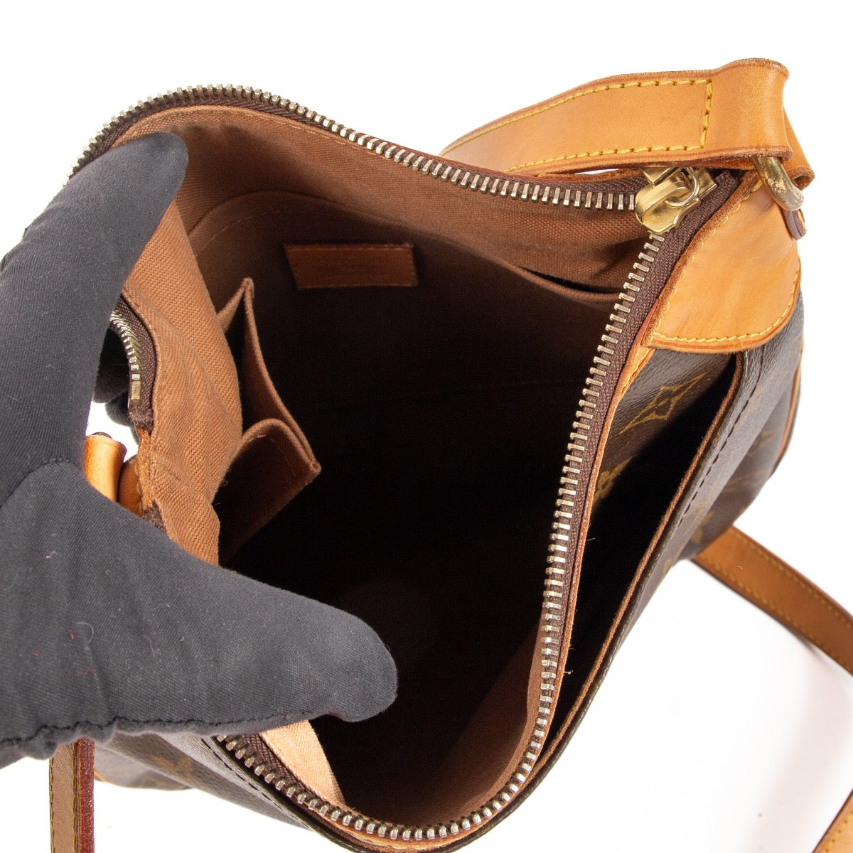 Louis Vuitton Monogram Odeon Crossbody Bag for the best price at Labellov secondhand luxury in Antwerp. We buy and sell your preloved and brand new designer bags for the best price at Labellov secondhand luxury in Antwerp.
