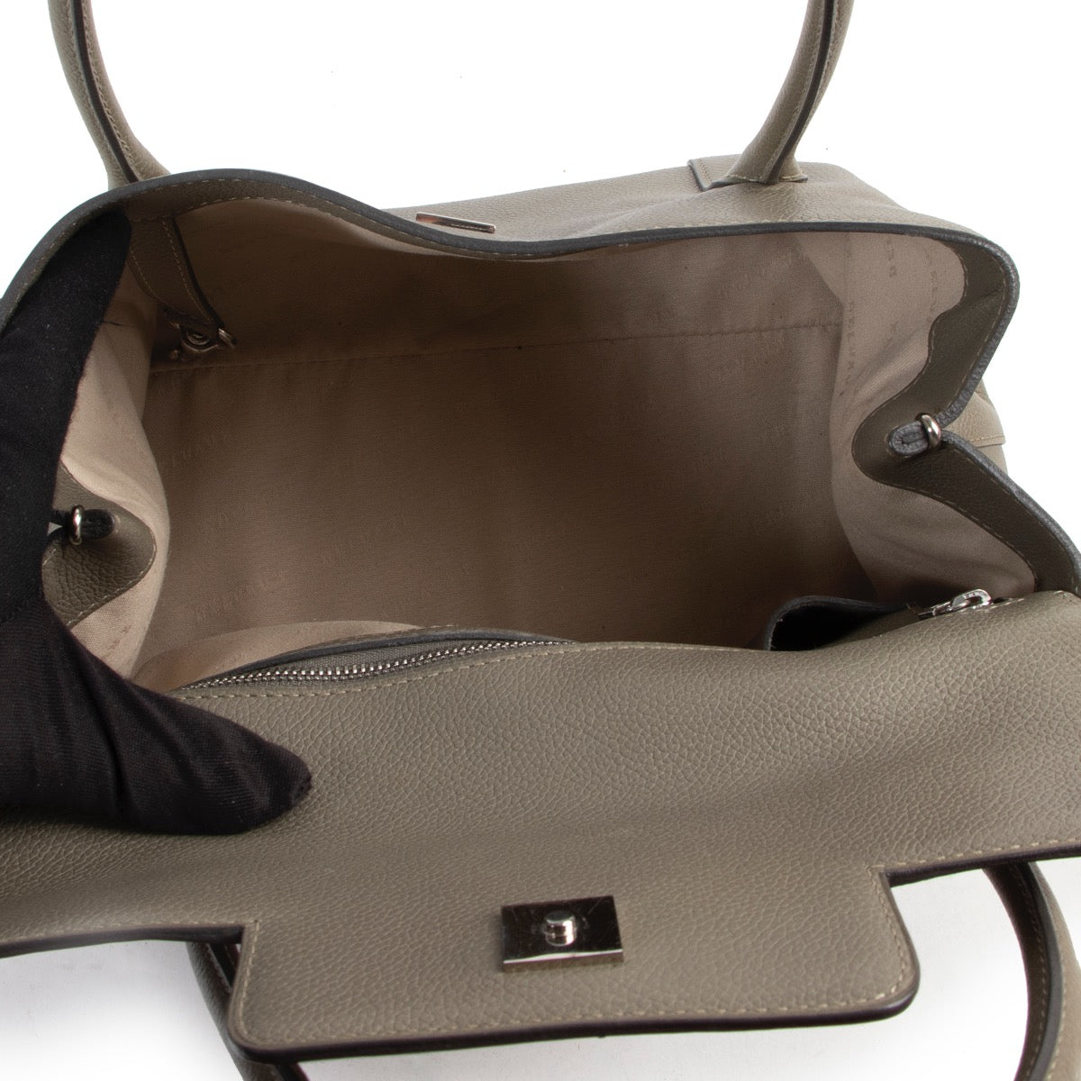 Buy and sell your authentic designer bags such as this Delvaux Green Top handle only online at Labellov secondhand luxury in Antwerp.