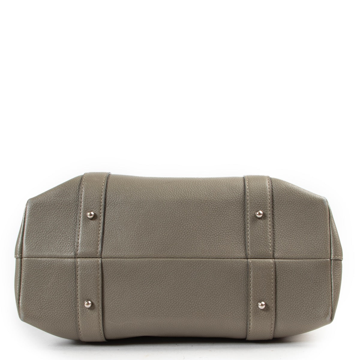Buy and sell your authentic designer bags such as this Delvaux Green Top handle only online at Labellov secondhand luxury in Antwerp.