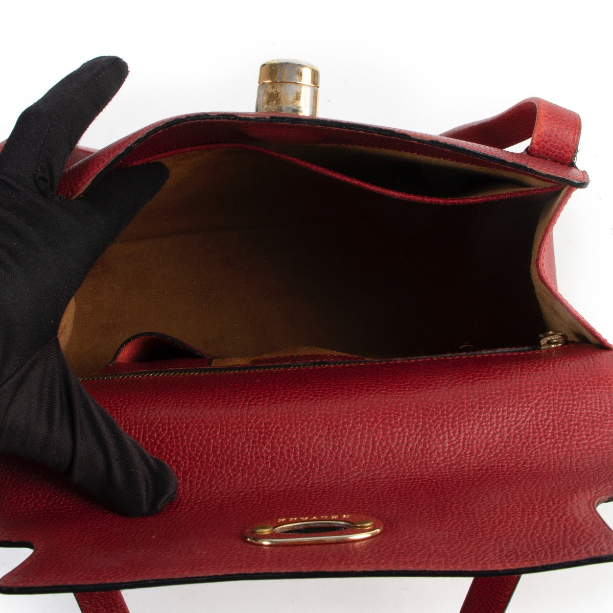 Buy authentic secondhand Delvaux bags at Labellov vintage fashion webshop for the lowest price. Koop authentieke tweedehands Delvaux tassen bij Labellov vintage mode webshop aan de laagste prijs