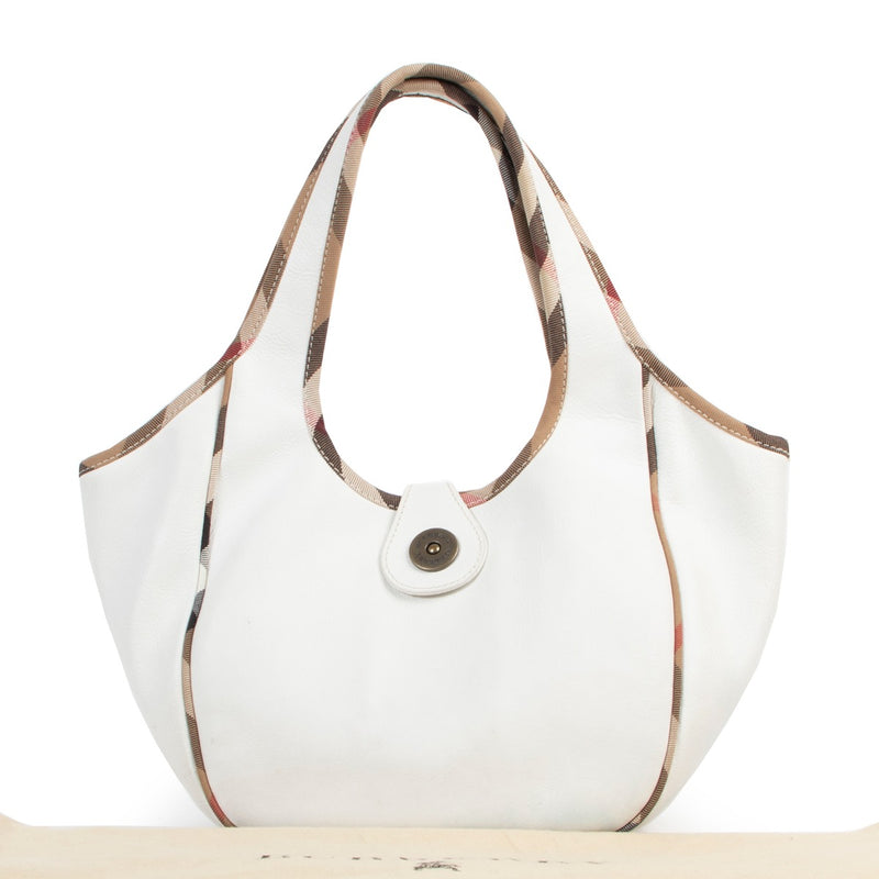 Burberry White Leather And Nova Check Trim Hobo Bag is available now at Labellov Luxury for a reasonable price and in preloved condition. Get it now!