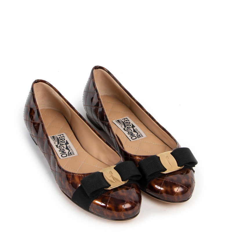 Salvatore Ferragamo Schildpadbruin Vernis Doorgestikte Ballerina's - maat 37.5