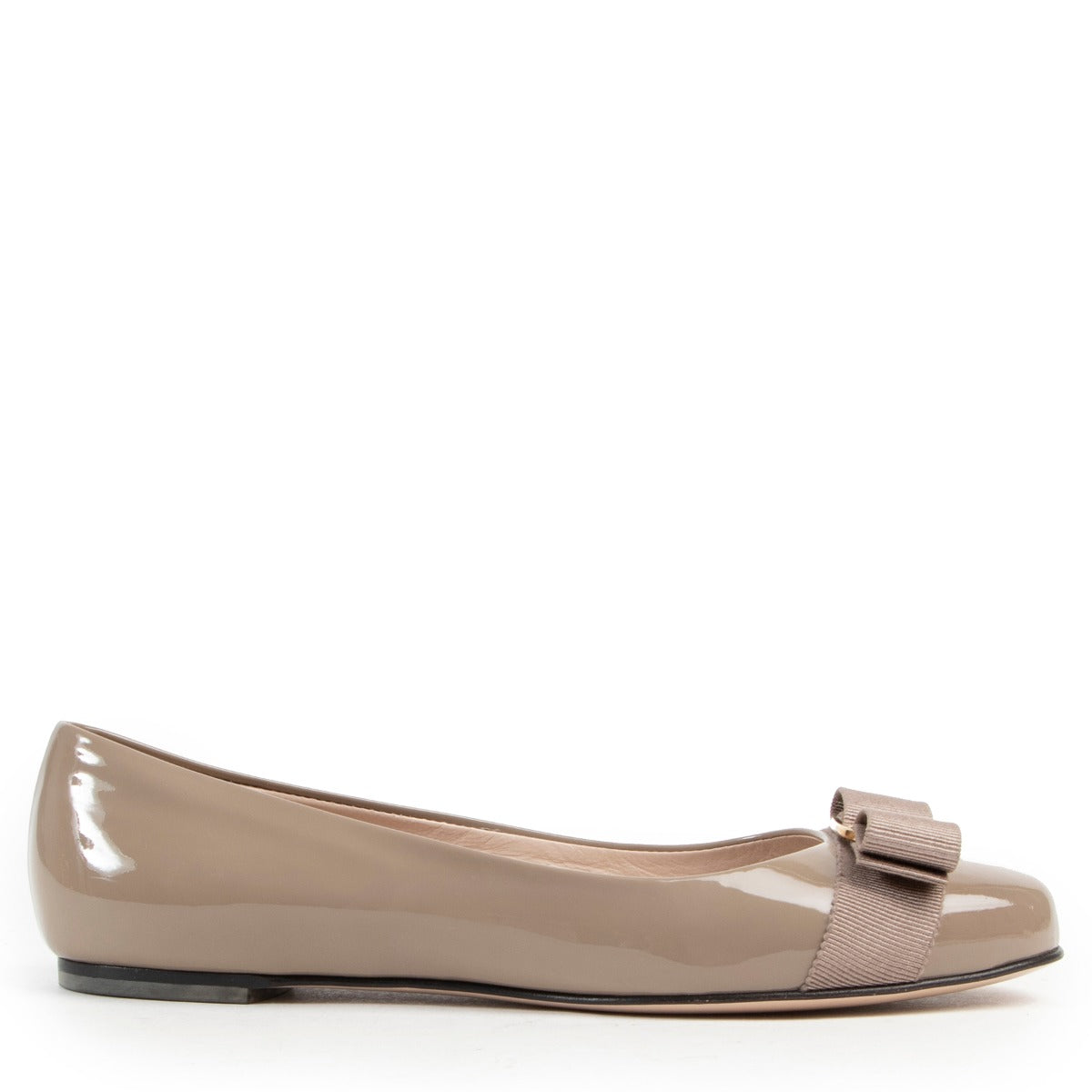 Shop safe online for the best price at Labellov Antwerp. shop safe online the Salvatore Ferragamo Taupe Ballerinas