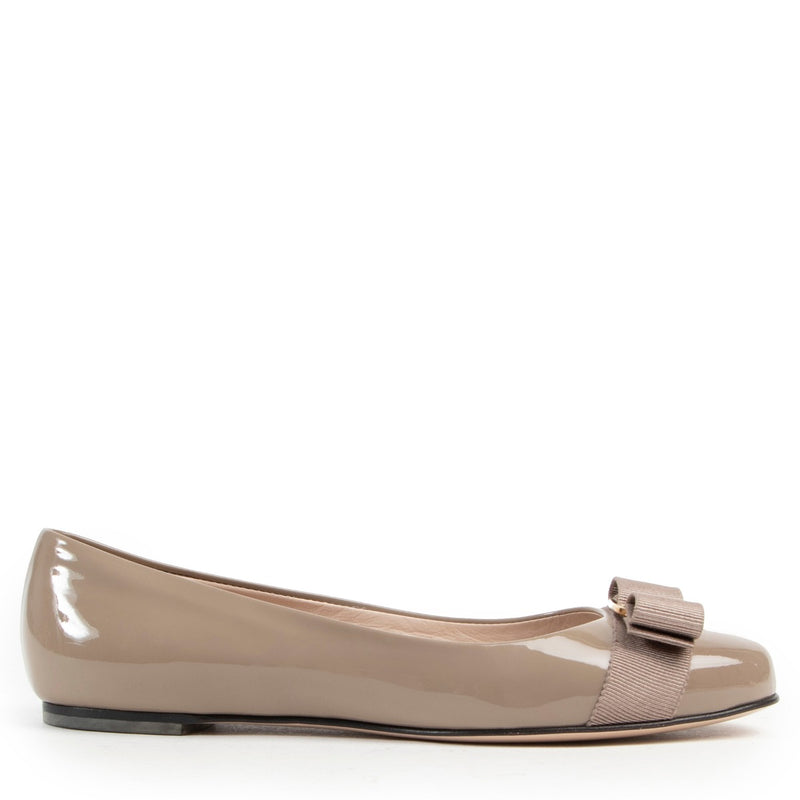 Shop safe online for the best price at Labellov Antwerp. shop safe online the Salvatore Ferragamo Taupe Ballerinas