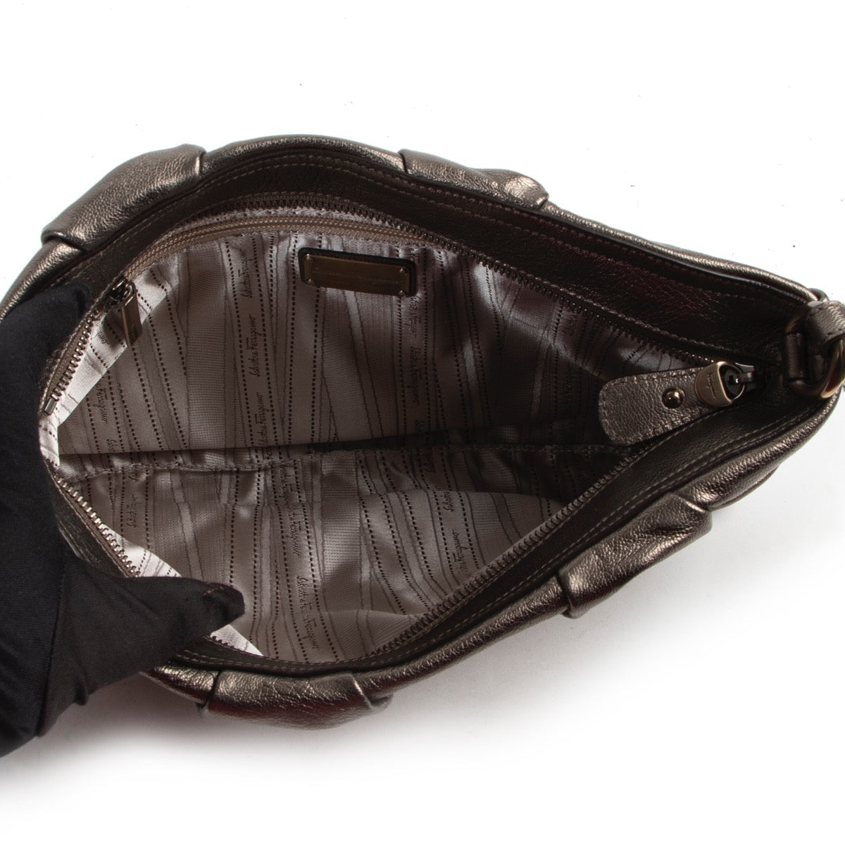 Buy this Salvatore Ferragamo Metallic Clutch in perfect condition at Labellov in store and online. Koop deze Salvatore Ferragamo Metallic Clutch in perfecte staat bij Labellov in winkel en online.