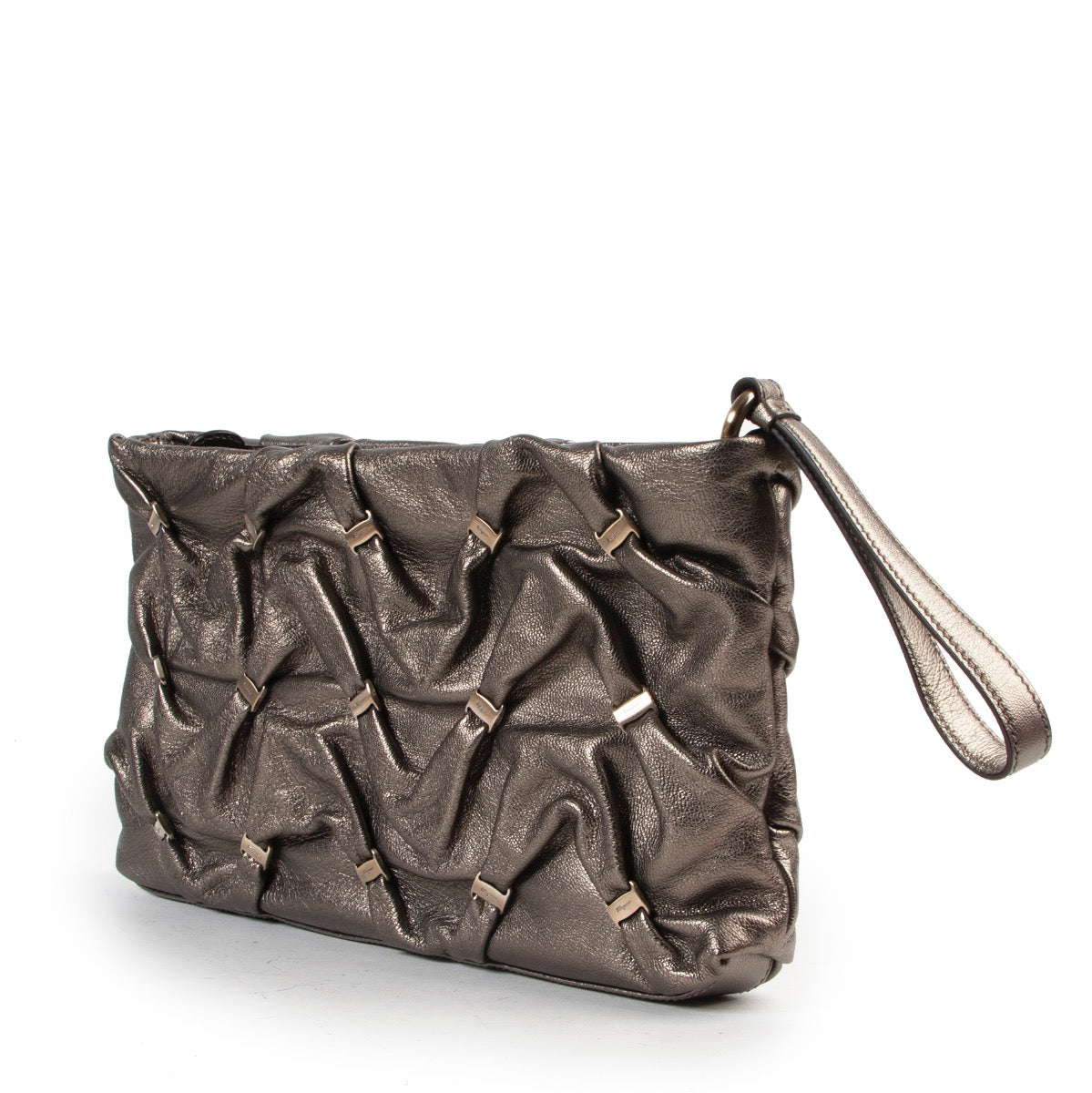 Buy this Salvatore Ferragamo Metallic Clutch in perfect condition at Labellov in store and online. Koop deze Salvatore Ferragamo Metallic Clutch in perfecte staat bij Labellov in winkel en online.