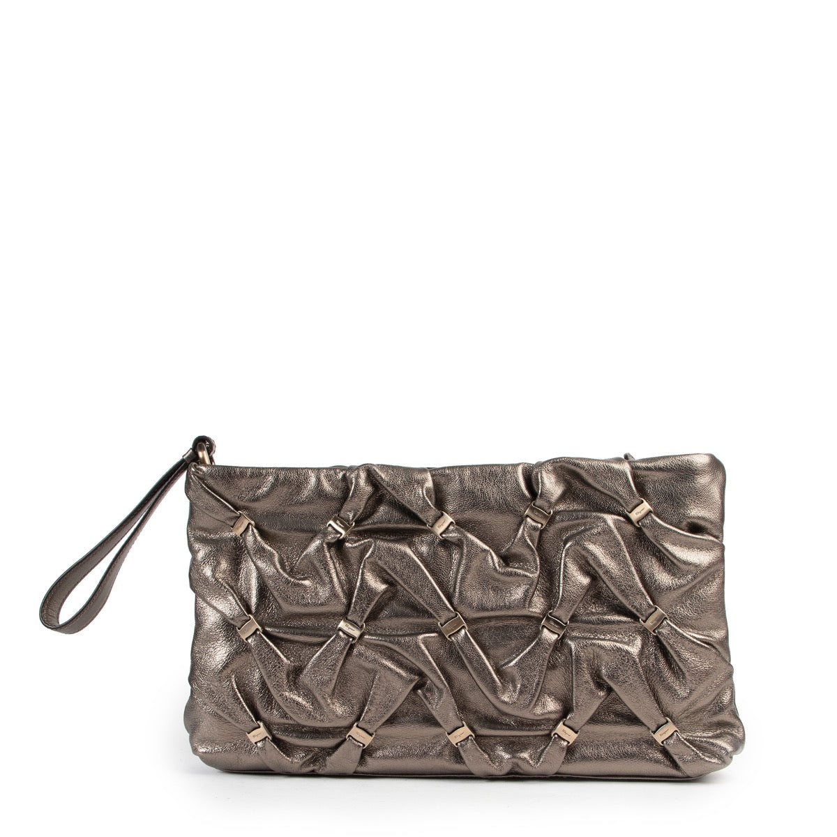Buy this Salvatore Ferragamo Metallic Clutch in perfect condition at Labellov in store and online. Koop deze Salvatore Ferragamo Metallic Clutch in perfecte staat bij Labellov in winkel en online.