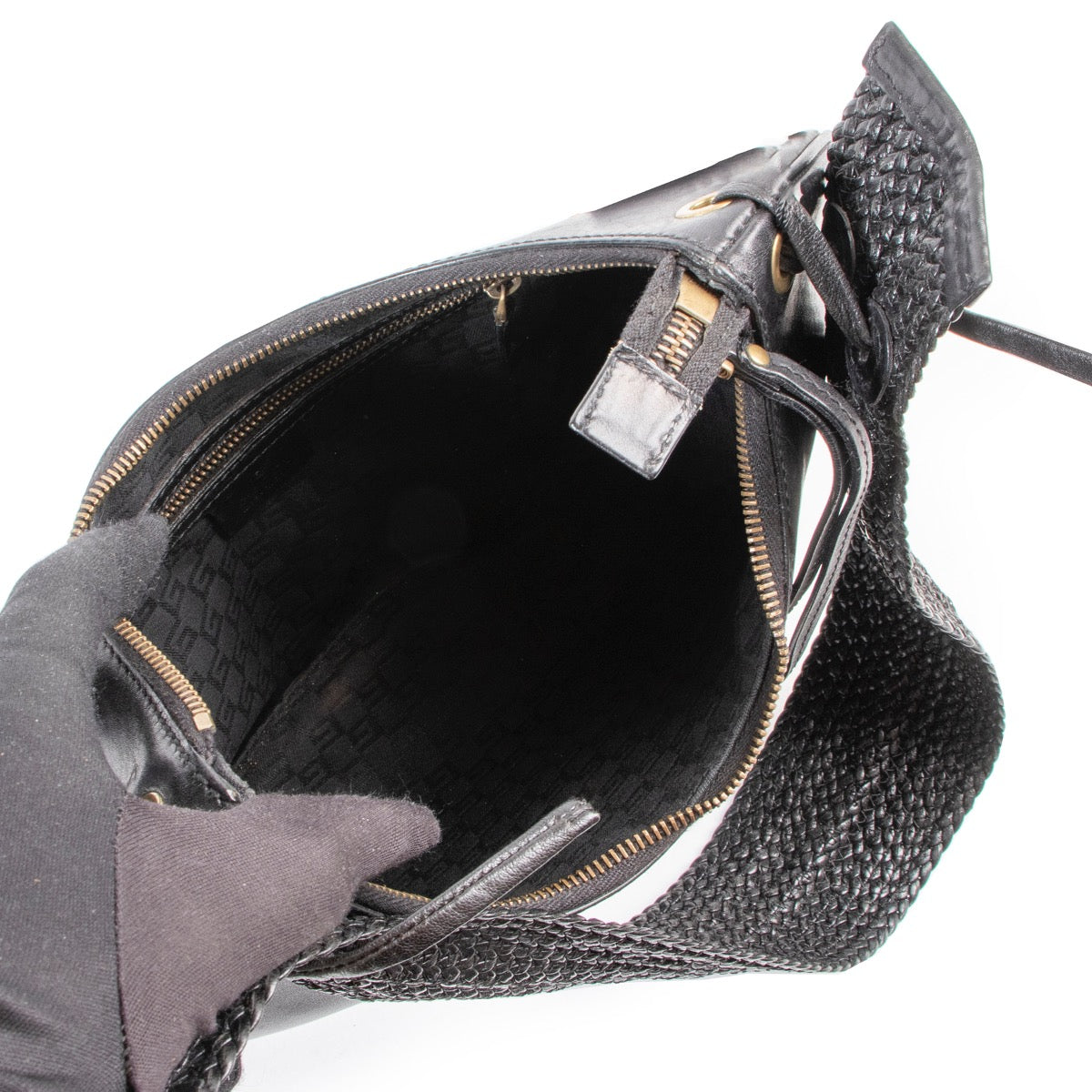 Buy and sell authentic designer bags at Labellov in store or online such as this Gucci Black Shoulder bag.